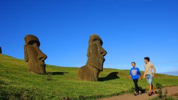 La Isla de Pascua limitó la permanencia de turistas y residentes