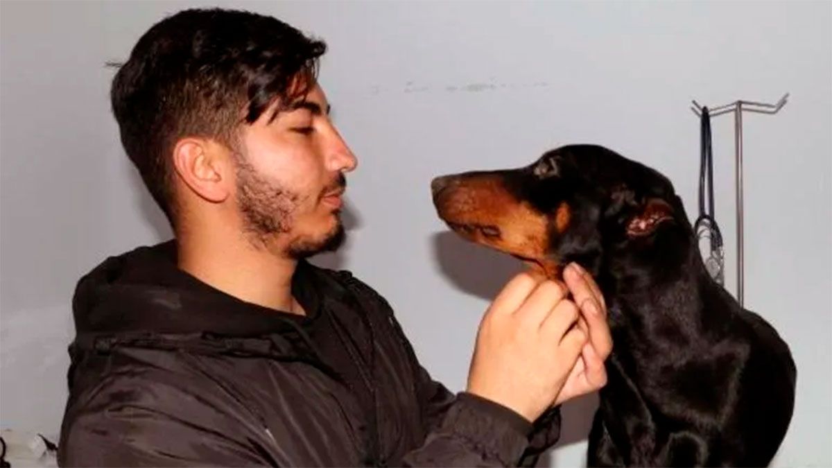 Kadir Keyifli dijo que había pedido ayuda a los equipos de rescate locales para sacar a su perra de entre los escombros, pero que nadie había podido entrar en las ruinas.