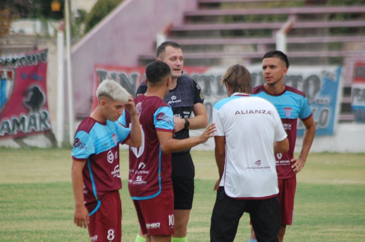 El árbitro tomó la decisión de suspender el encuentro El árbitro tomó la decisión de suspender el encuentro