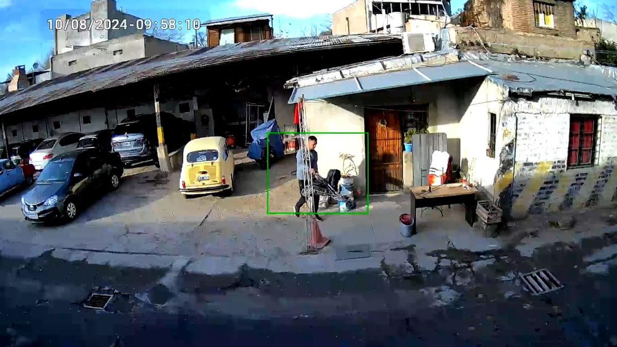 El momento en que el delincuente robó un cochecito de bebé de un estacionamiento en pleno centro de Mendoza. El momento en que el delincuente robó un cochecito de bebé de un estacionamiento en pleno centro de Mendoza.