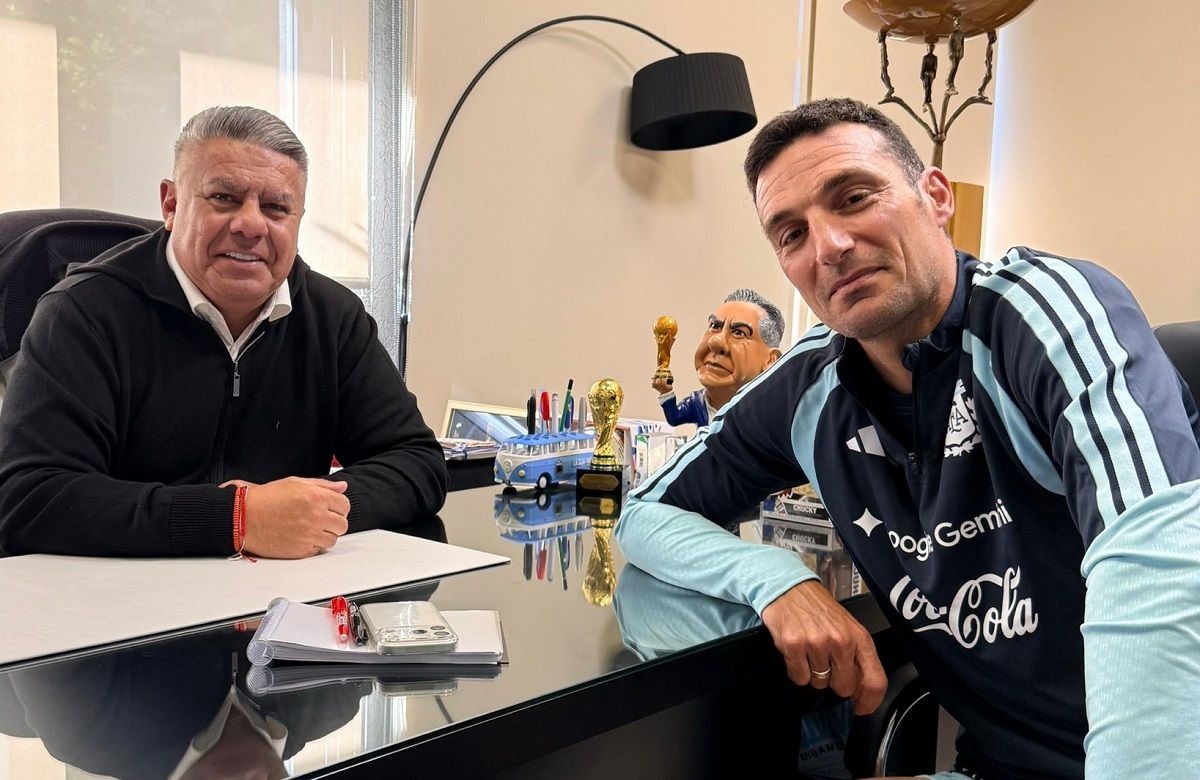 Chiqui Tapia y Lionel Scaloni, juntos a poco más de tres semanas para el inicio del Mundial 2026.