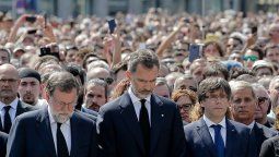 Miles de personas rindieron homenaje a las víctimas del atentado en Barcelona