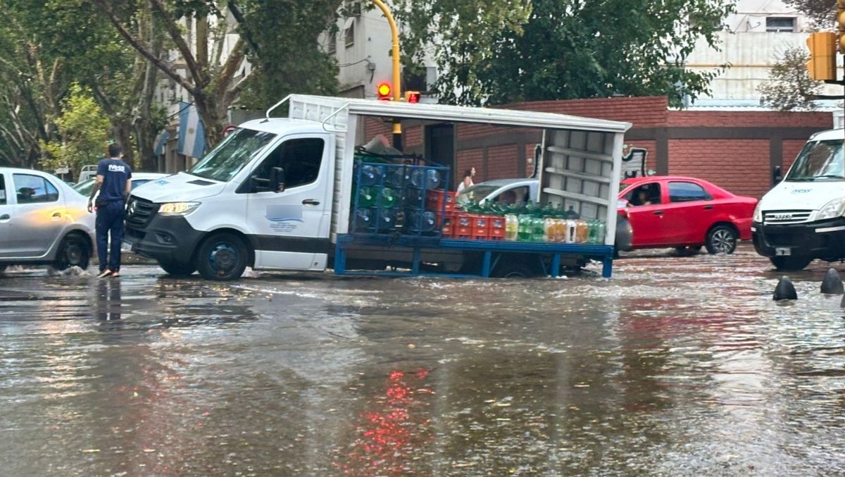 El camión quedó atascado en pleno centro y con las calles tapadas de agua.