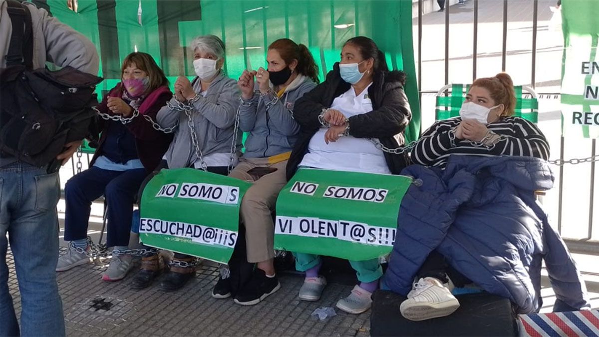 Trabajadoras de la Salud se encadenaron en la puerta del hospital Central.