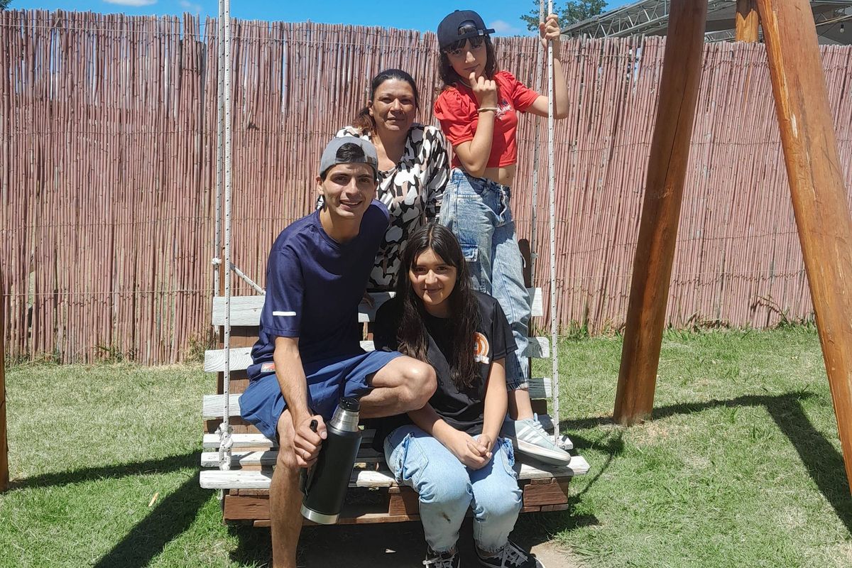 Junto a su mamá Beatriz y dos de sus hermanas menores. Junto a su mamá Beatriz y dos de sus hermanas menores.