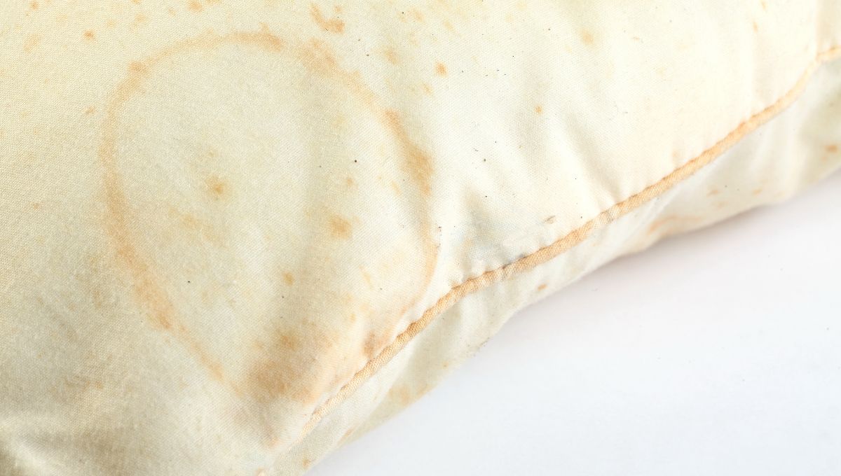 Truco de limpieza: decile adiós a las almohadas amarillas y dejalas como nuevas con este método casero