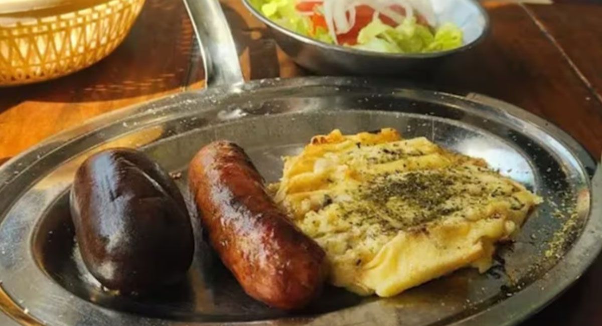 El asado libre en el bodegón "El Boliche de Darío" viene acompañado de distintas guarniciones y ensaladas El asado libre en el bodegón "El Boliche de Darío" viene acompañado de distintas guarniciones y ensaladas 