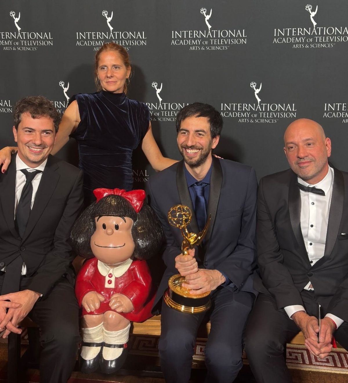 El actor y director de División Palermo, Santiago Korovsky, posó con la estatuilla junto a su equipo y a Mafalda en los Premios Emmy Internacional. El actor y director de División Palermo, Santiago Korovsky, posó con la estatuilla junto a su equipo y a Mafalda en los Premios Emmy Internacional.