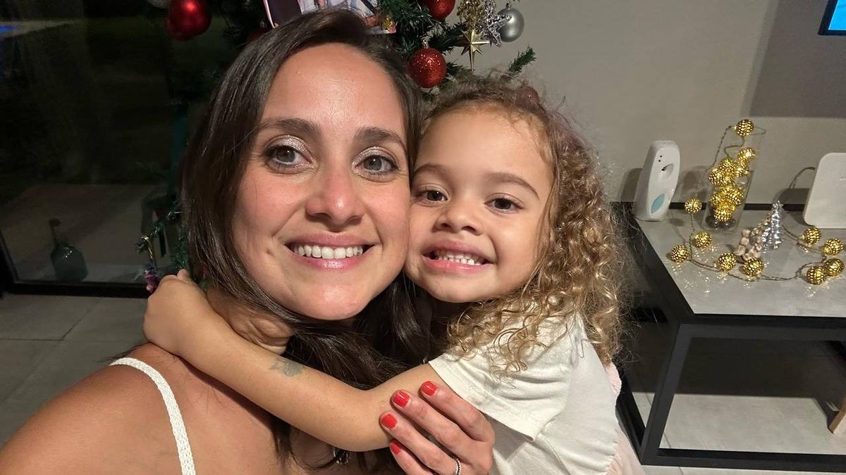 Juanita, sonriente y feliz junto a su mamá. Llegó al mundo el 26 de marzo de 2020. Juanita, sonriente y feliz junto a su mamá. Llegó al mundo el 26 de marzo de 2020.