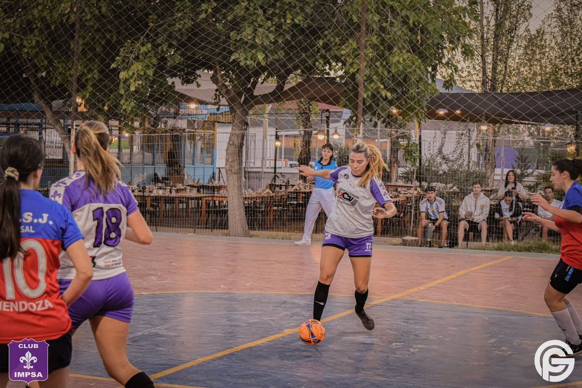 La diputada provincial Giuliana Díaz es también jugadora de futsal e integra la comisión femenina de la Liga Mendocina de Fútbol. La diputada provincial Giuliana Díaz es también jugadora de futsal e integra la comisión femenina de la Liga Mendocina de Fútbol.