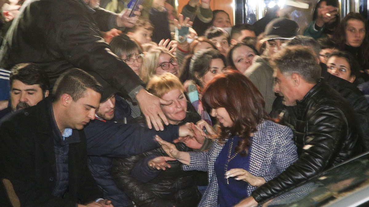 Cristina Kirchner rodeada de simpatizantes al llegar a su casa.