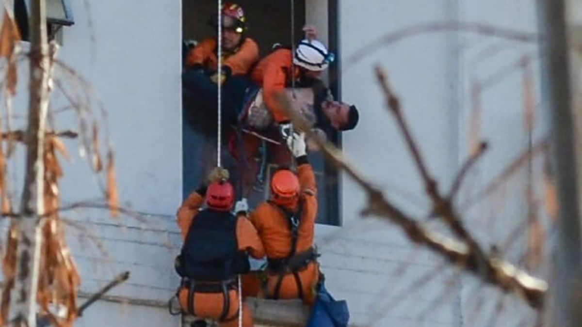 El hombre que intentó suicidarse fue rescatado por los bomberos