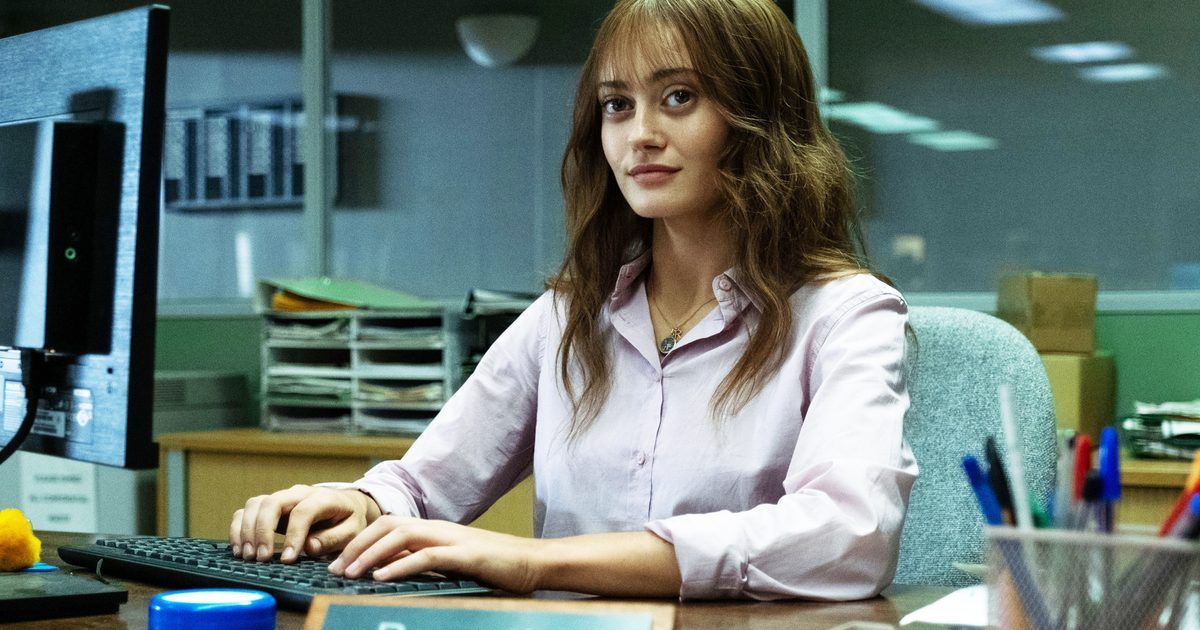 Ella Purnell se pone en el papel de Rhiannon Lewis. Ella Purnell se pone en el papel de Rhiannon Lewis.