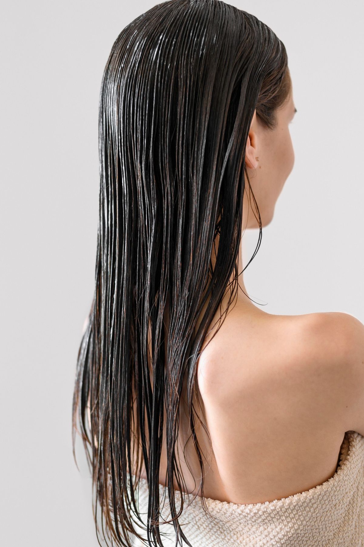 Para enjuagar es preferible usar agua tibia o fría. El agua caliente puede resecar el cuero cabelludo y el cabello. Imagen: Freepik Para enjuagar es preferible usar agua tibia o fría. El agua caliente puede resecar el cuero cabelludo y el cabello. Imagen: Freepik