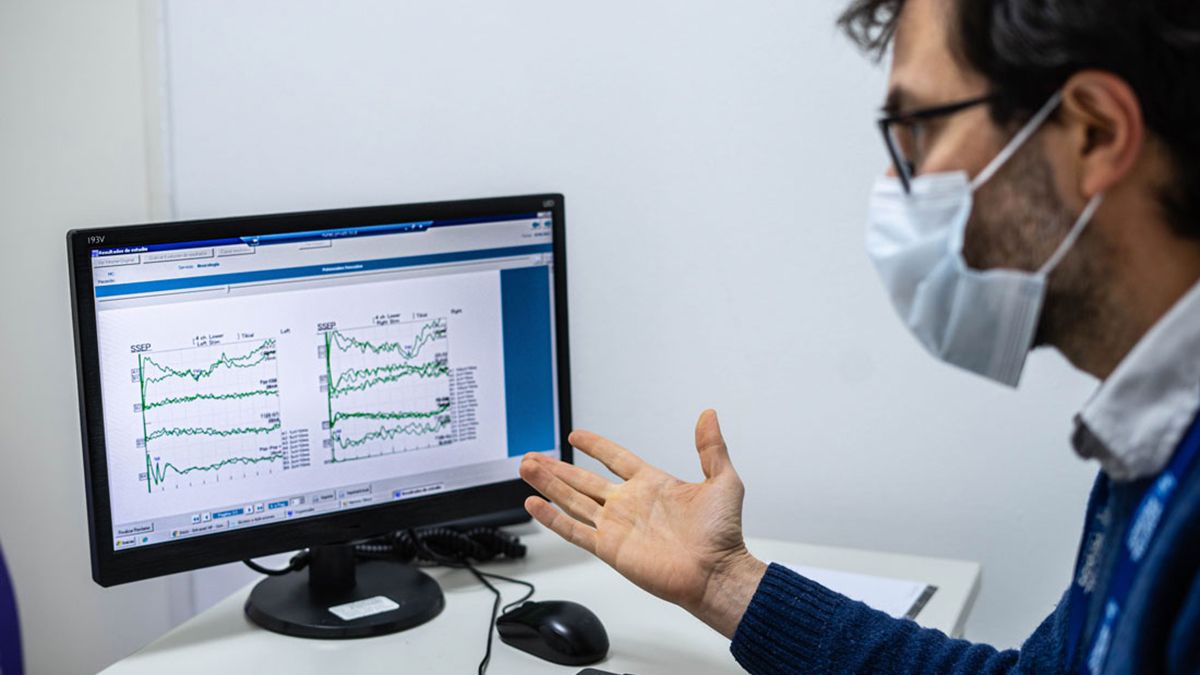 Electromiografía, una de las pruebas adicionales que pueden indicarse en el diagnóstico de ELA. 