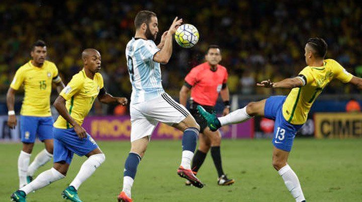 Le dieron duro a Higuaín, no importa cuándo leas esto