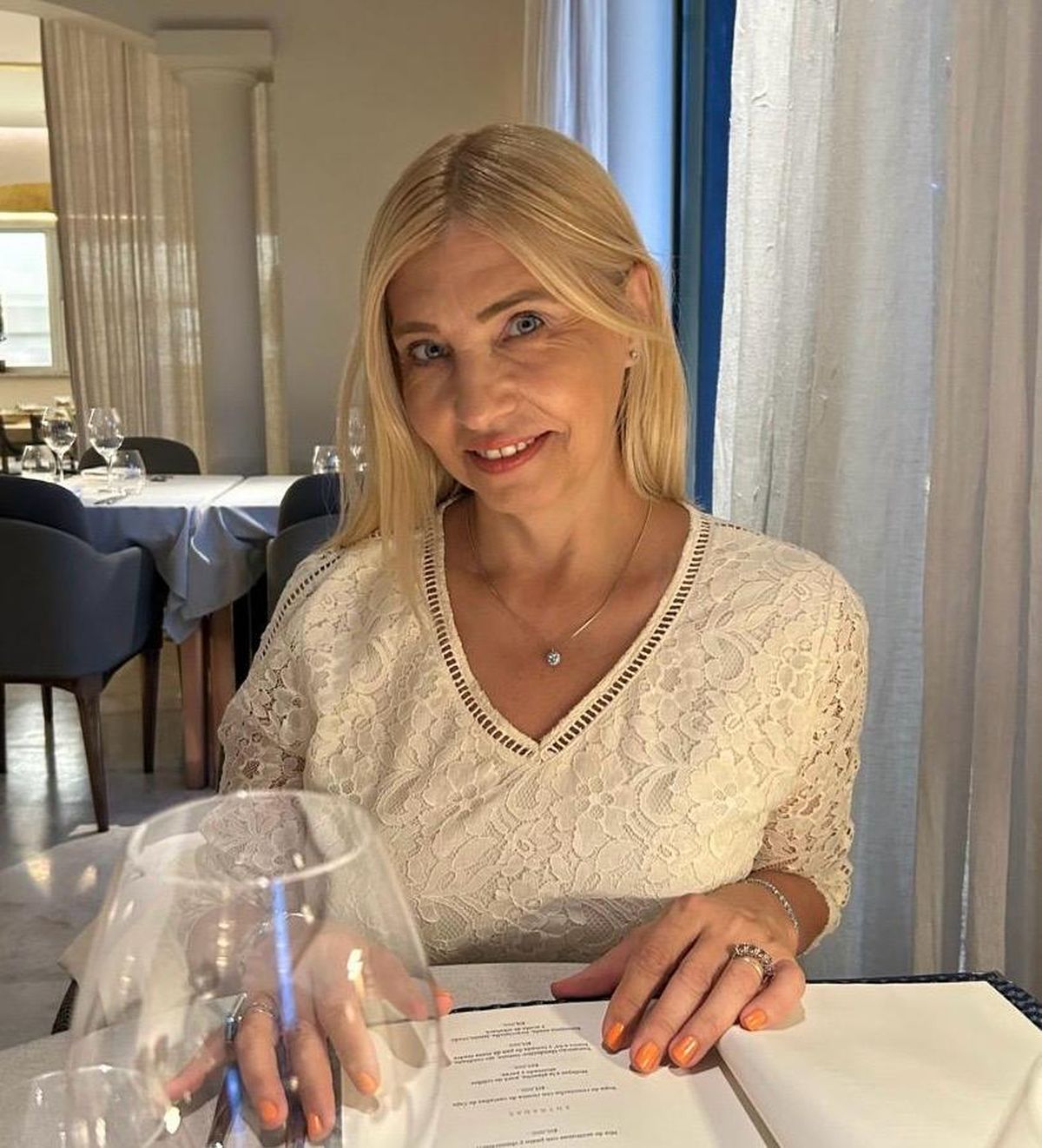 Claudia Farina es periodista mendocina especializada en vinos. Criticó la atención en la aduana de Chile y las demoras para cruzar. Claudia Farina es periodista mendocina especializada en vinos. Criticó la atención en la aduana de Chile y las demoras para cruzar.