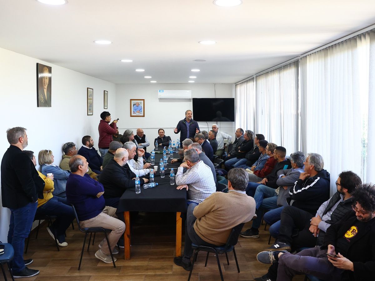 Habla Stevanato con Righi sentado a su lado. Habla Stevanato con Righi sentado a su lado.