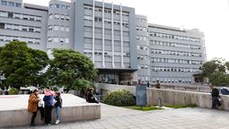 El hombre que se disparó está internado en el Hospital Central. El hombre que se disparó está internado en el Hospital Central.