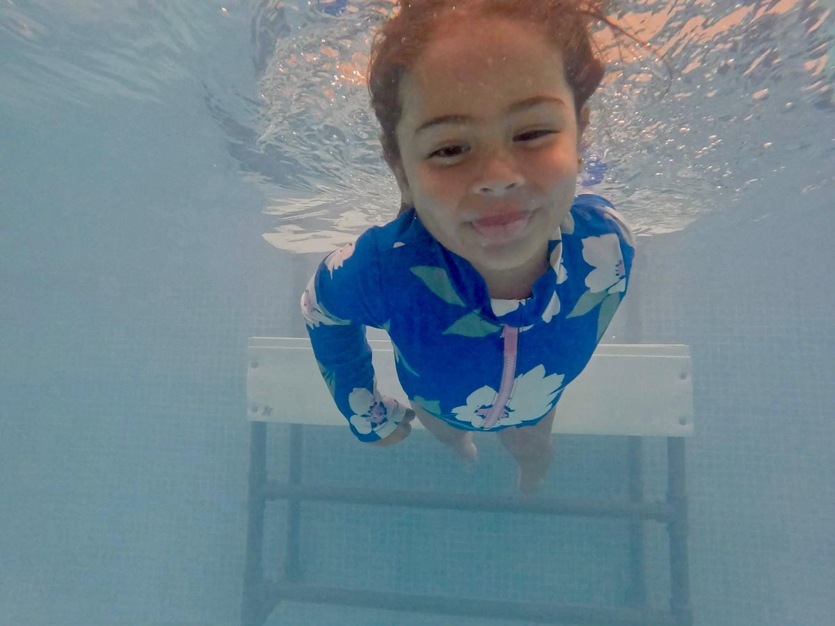 Los niños más grandes aprenden a flotar y nadar hasta encontrar una orilla o borde seguro. Los niños más grandes aprenden a flotar y nadar hasta encontrar una orilla o borde seguro.