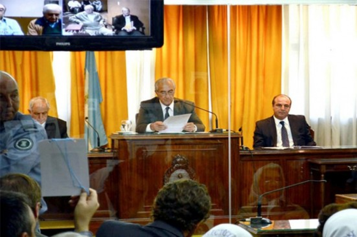 El juez González Macías (al centro) durante un juicio por lesa humanidad antes de convertirse en camarista federal.