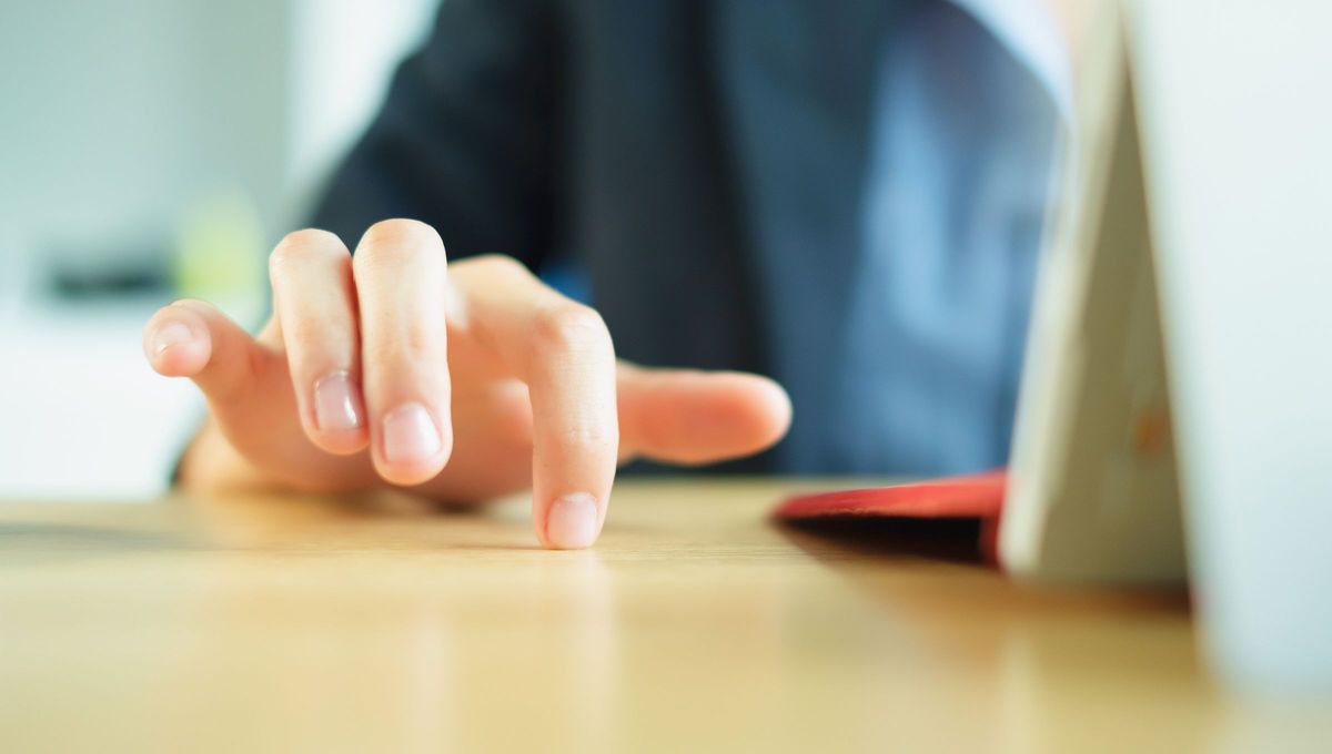 Golpetear los dedos en la mesa: qué significa según la psicología del comportamiento