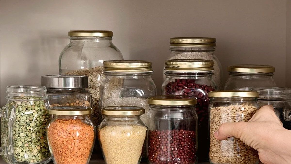 Cómo organizar una alacena saludable en tu cocina