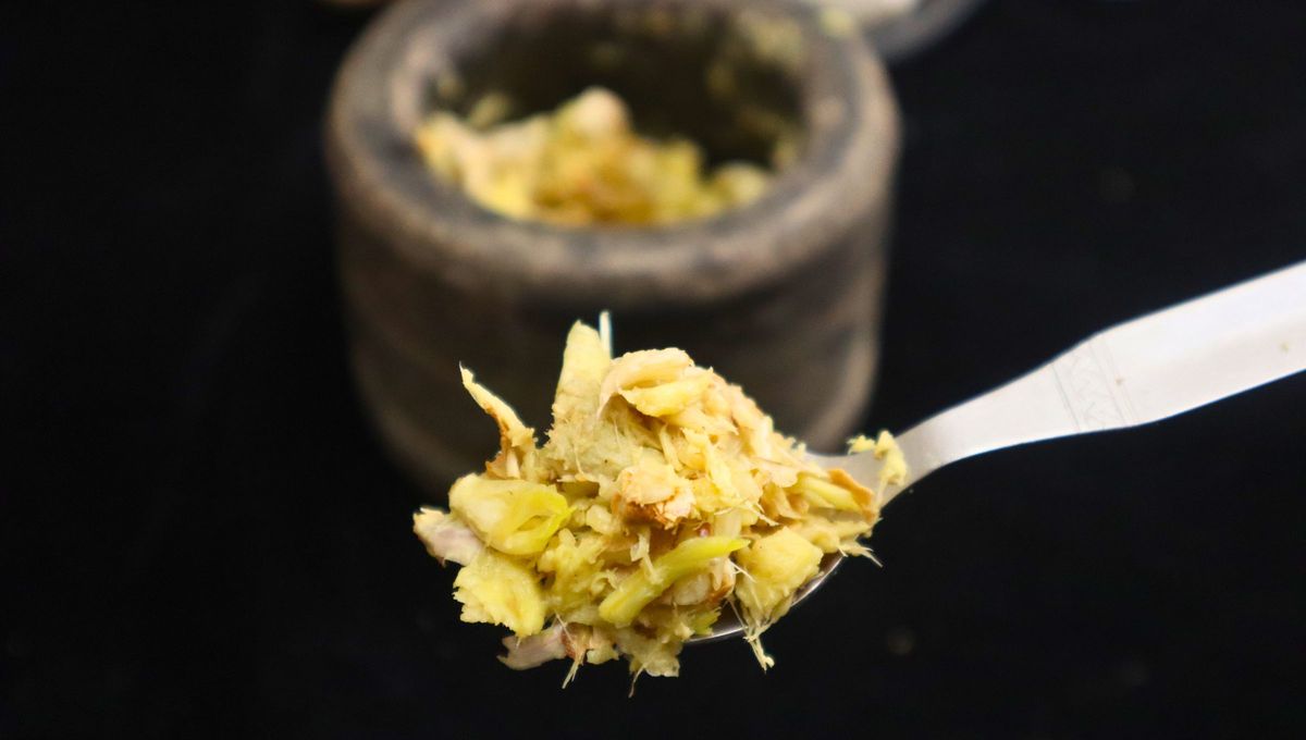 Triturar los brotes de ajo ayudan como remedio casero contra los parásitos. Triturar los brotes de ajo ayudan como remedio casero contra los parásitos.