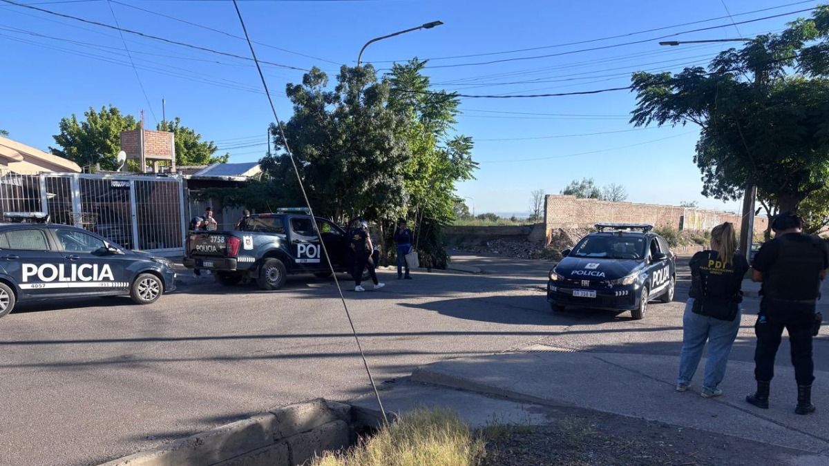 Gran movimiento policial en La Favorita durante la mañana de este viernes. Gran movimiento policial en La Favorita durante la mañana de este viernes.