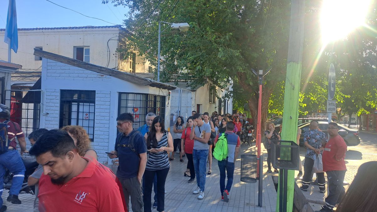 En el ingreso a la comuna de Las Heras se agolparon centenares de empleados ante el rumor de que este 2 de enero se caían centenares de contratos. Lo Presti decidió no darle continuidad a 600 de esos contratos.&nbsp;