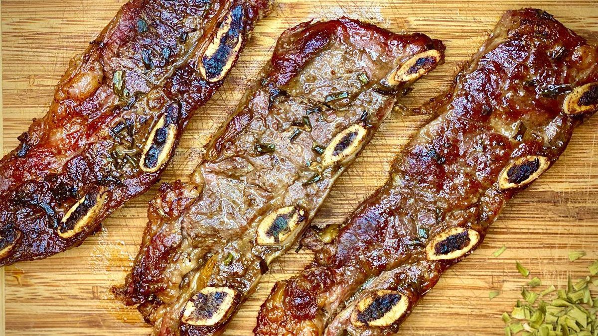 El asado banderita es uno de los cortes de carne que más rápido de hacen en la parrilla y uno de los más populares.