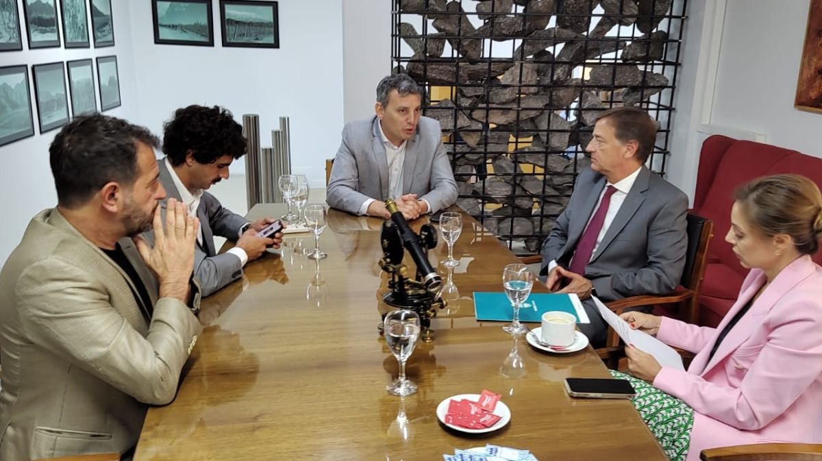 El gobernador Rodolfo Suarez y varios de sus funcionarios se reunieron con la secretaria de Energía de la Nación, Flavia Royón para pedirle una tarifa preferencial para los productores afectados por la helada. Esa funcionaria se habría comprometido en que la tarifa empiece a regir desde diciembre.