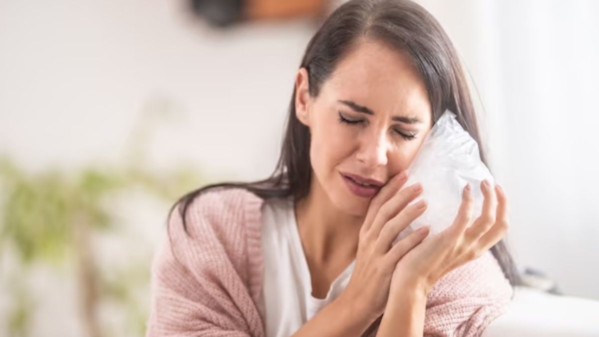 Colocarse hielo en la mejilla para aliviar el dolor de muelas es una alternativa práctica a la espera del turno odontológico Colocarse hielo en la mejilla para aliviar el dolor de muelas es una alternativa práctica a la espera del turno odontológico