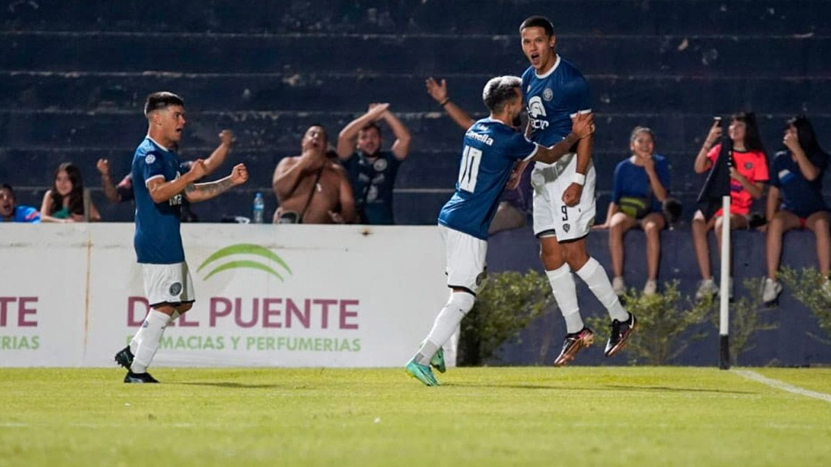 Alex Arce es el goleador de Independiente Rivadavia y del torneo.