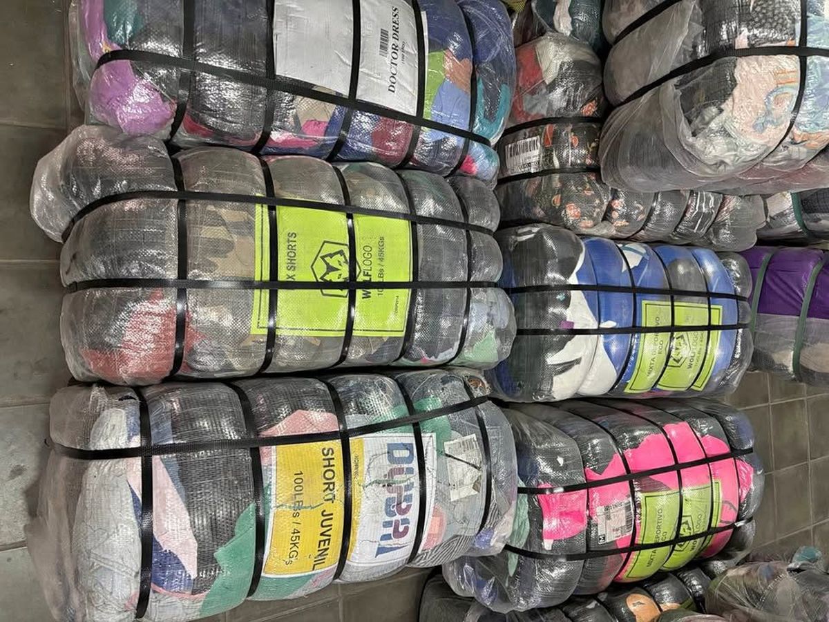 Fardos de ropa, a la venta. Fardos de ropa, a la venta.