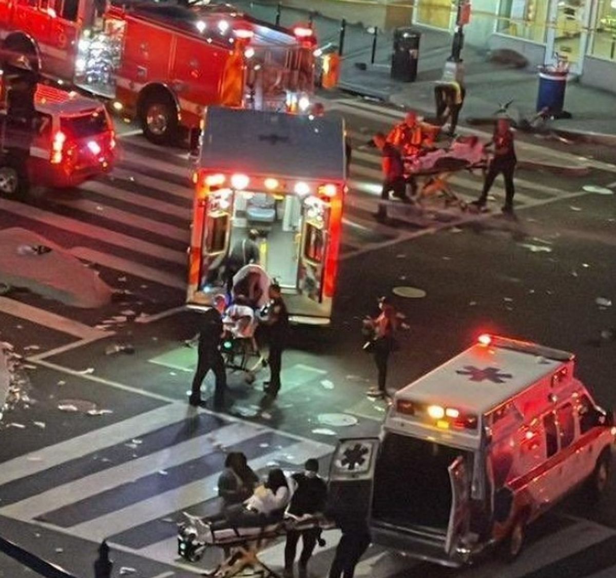 Varias ambulancias llegaron a la zona del tiroteo para atender a los heridos donde se celebraba el festival de música, en Washington