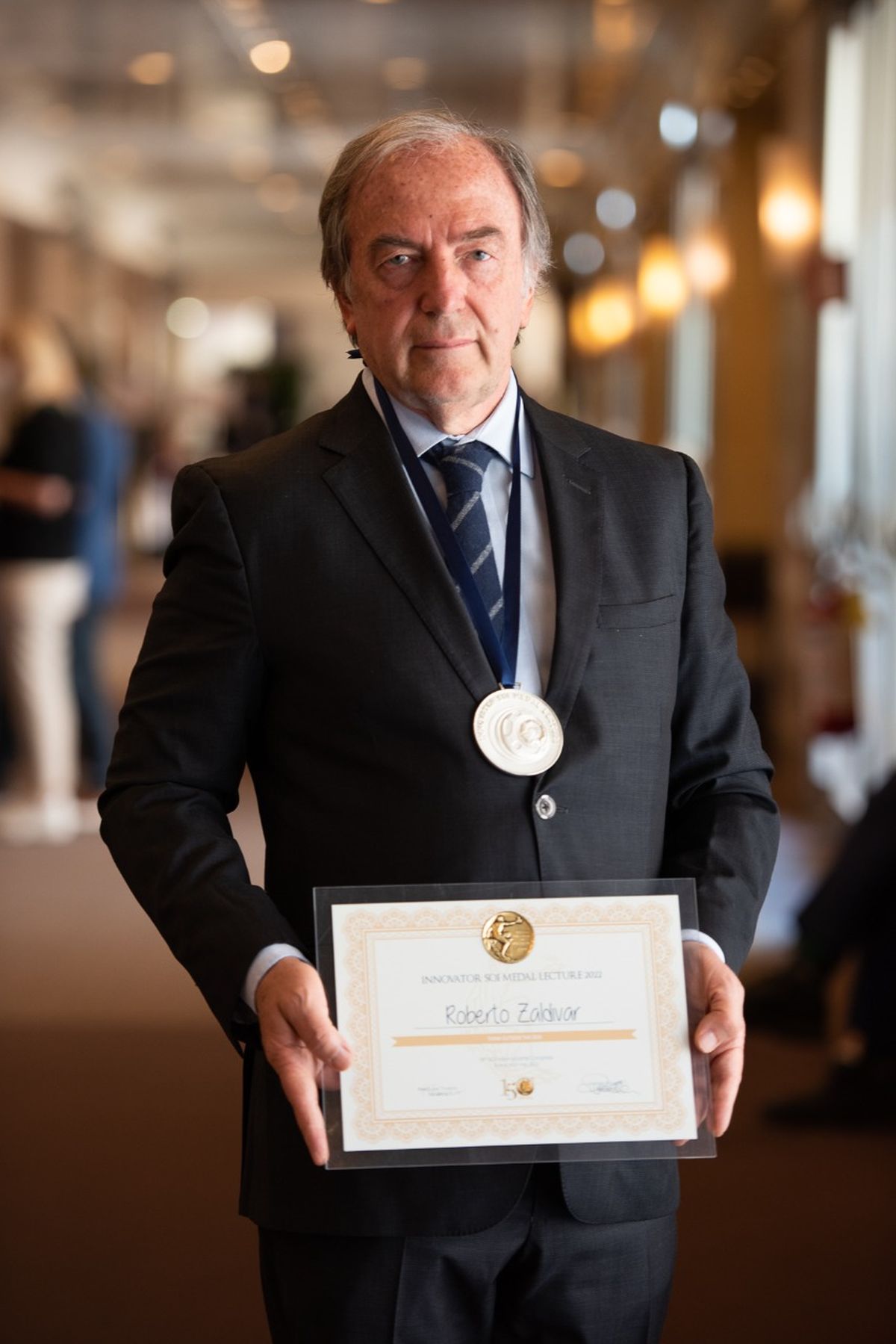 Zaldívar fue distinguido por la Sociedad Oftalmológica Italiana (SOI) con la Innovator SOI Medal Lecture, convirtiéndose en el primer médico latinoamericano en recibirlo.
