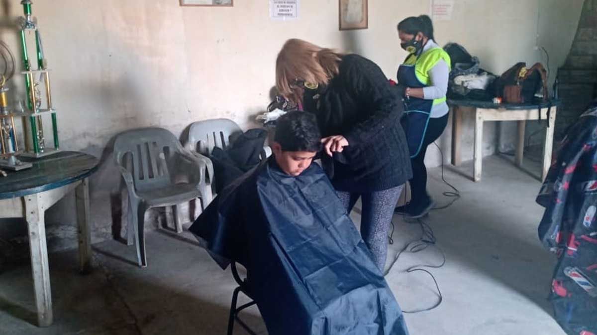 Peluqueros Solidarios de Mendoza hicieron 100 cortes gratis en el Este