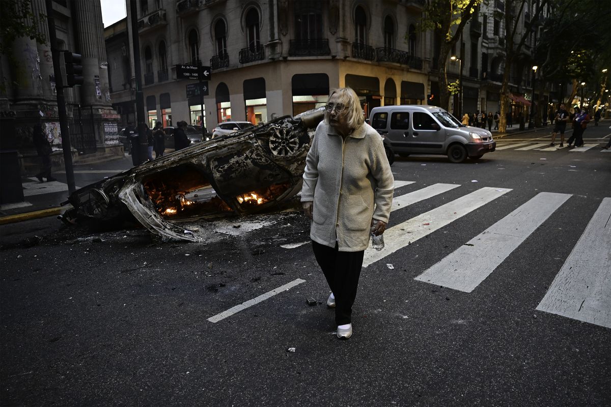 Los manifestantes prendieron fuego un móvil policial durante la manifestación. Los manifestantes prendieron fuego un móvil policial durante la manifestación.