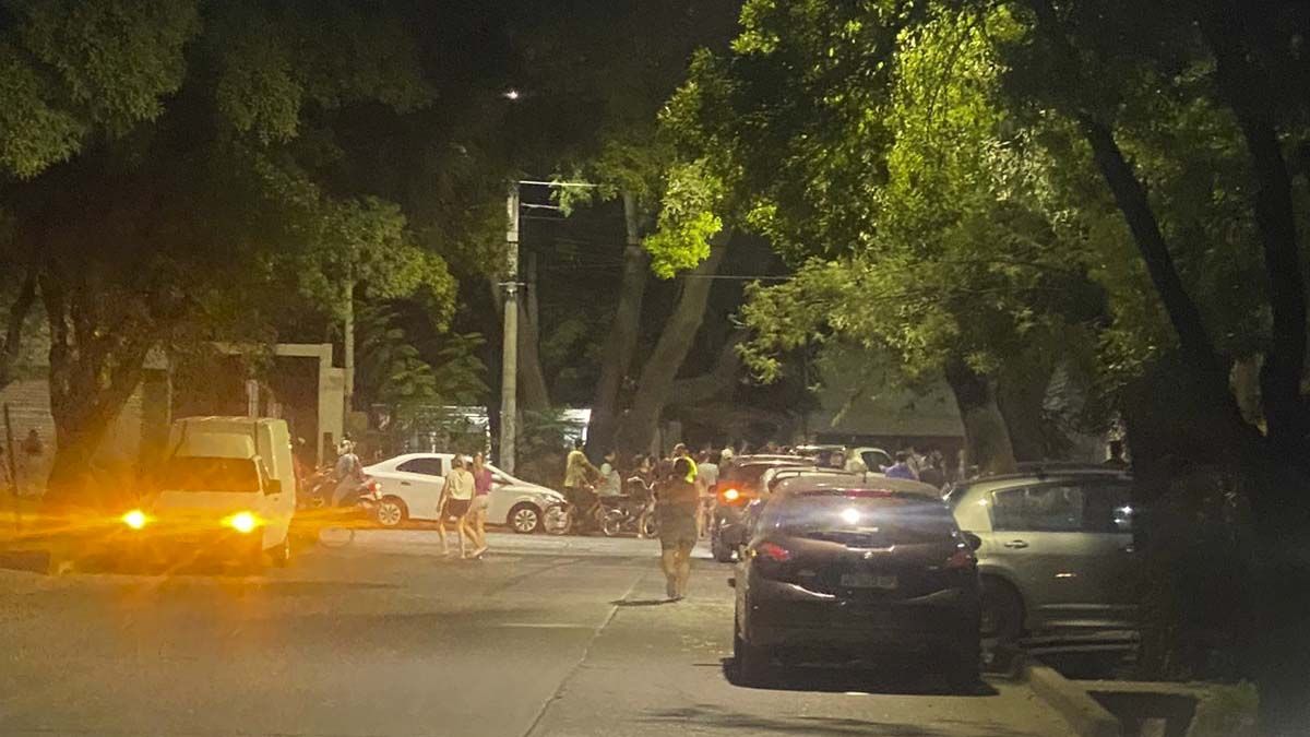 Revuelo en la Cuarta Sección tras el accidente que protagonizó una camioneta.