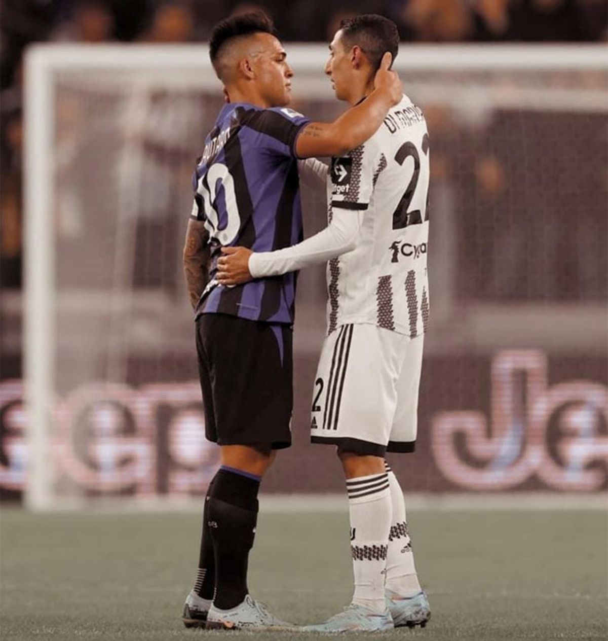 Lautaro Martínez y Ángel Di María se cruzaron en el choque entre el Inter y Juventus, en la previa del Mundial Qatar 2022.