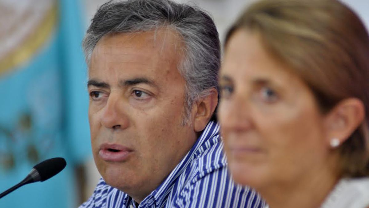 Imagen de 2017 cuando Claudia Najul asumió como ministra de Salud de Alfredo Cornejo. Ahora, para la interna de Juntos por el Cambios en las PASO presidenciales eligieron caminos distintos.