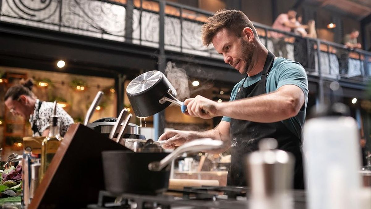 Su último paso por las cocinas de MasterChef Australia para el mendocino Juan de la Cruz Torales. Su último paso por las cocinas de MasterChef Australia para el mendocino Juan de la Cruz Torales.