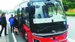 Pasajeros suben a un autobús autónomo en Chongqing. WANG QUANCHAO / XINHUA