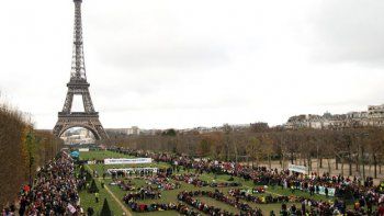 Miles de ecologistas se movilizaron en París al fin de la COP21