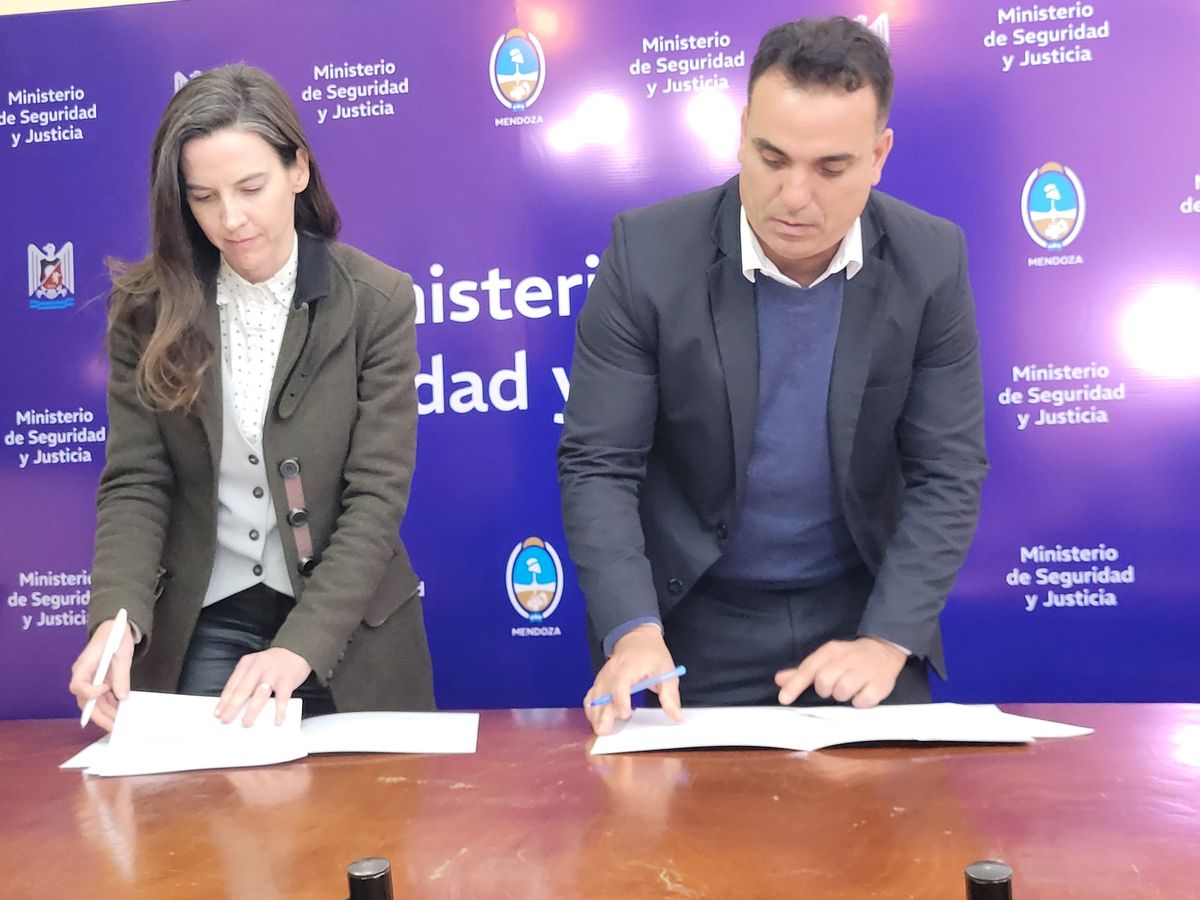 La ministra de Seguridad Mercedes Rus y el titular del Iscamen, José Orts, firmaron el convenio para la compra de ropa hecha por los presos. La ministra de Seguridad Mercedes Rus y el titular del Iscamen, José Orts, firmaron el convenio para la compra de ropa hecha por los presos.