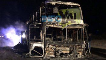 Se incendió completamente un micro en el que viajaban 61 pasajeros