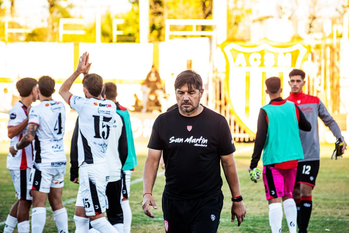 Alejandro Abaurre, es el entrendor del Atlético Club San Martin que se marcha último en el grupo.