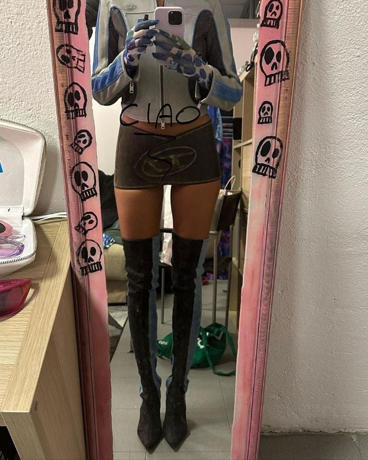 Oriana Sabatini lleva la mini del tamaño de una cinta y es tendencia. Oriana Sabatini lleva la mini del tamaño de una cinta y es tendencia.