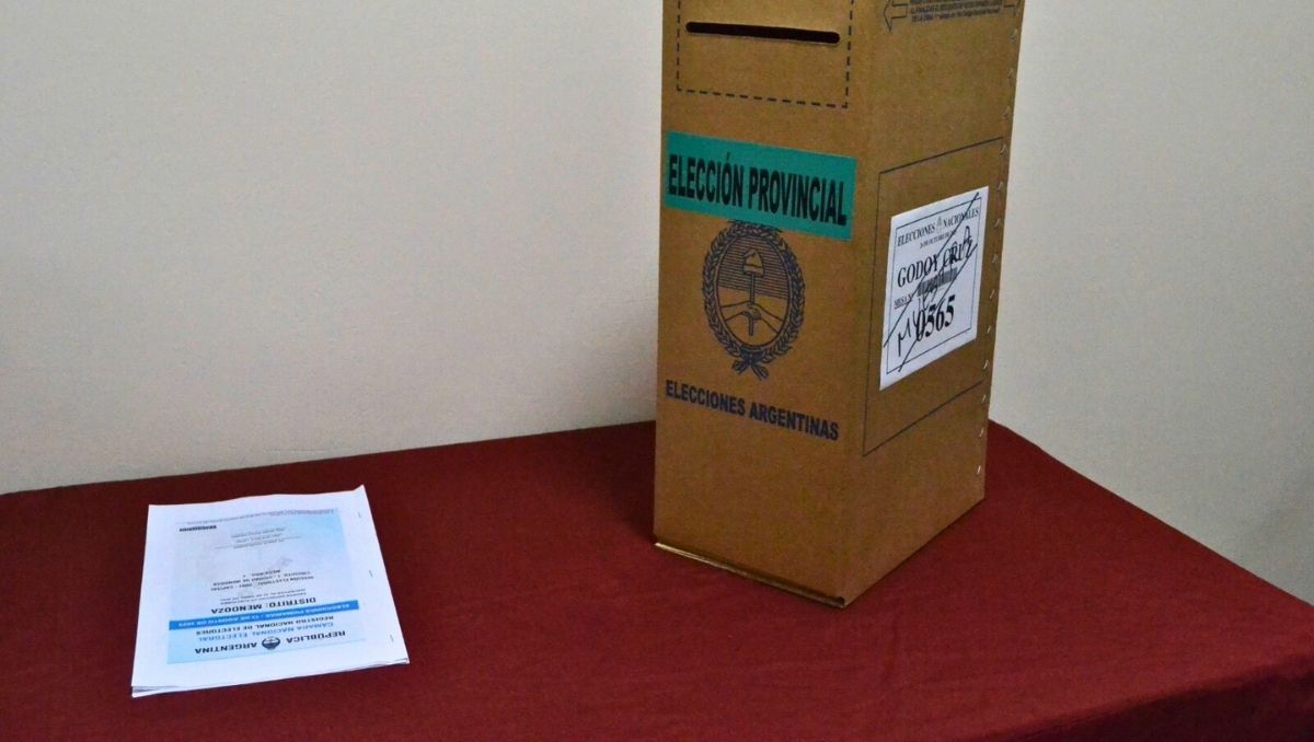 La urna y la boleta verde será utilizada para elegir cargos legislativos provinciales y municipales en las elecciones de octubre en Mendoza. La urna y la boleta verde será utilizada para elegir cargos legislativos provinciales y municipales en las elecciones de octubre en Mendoza.